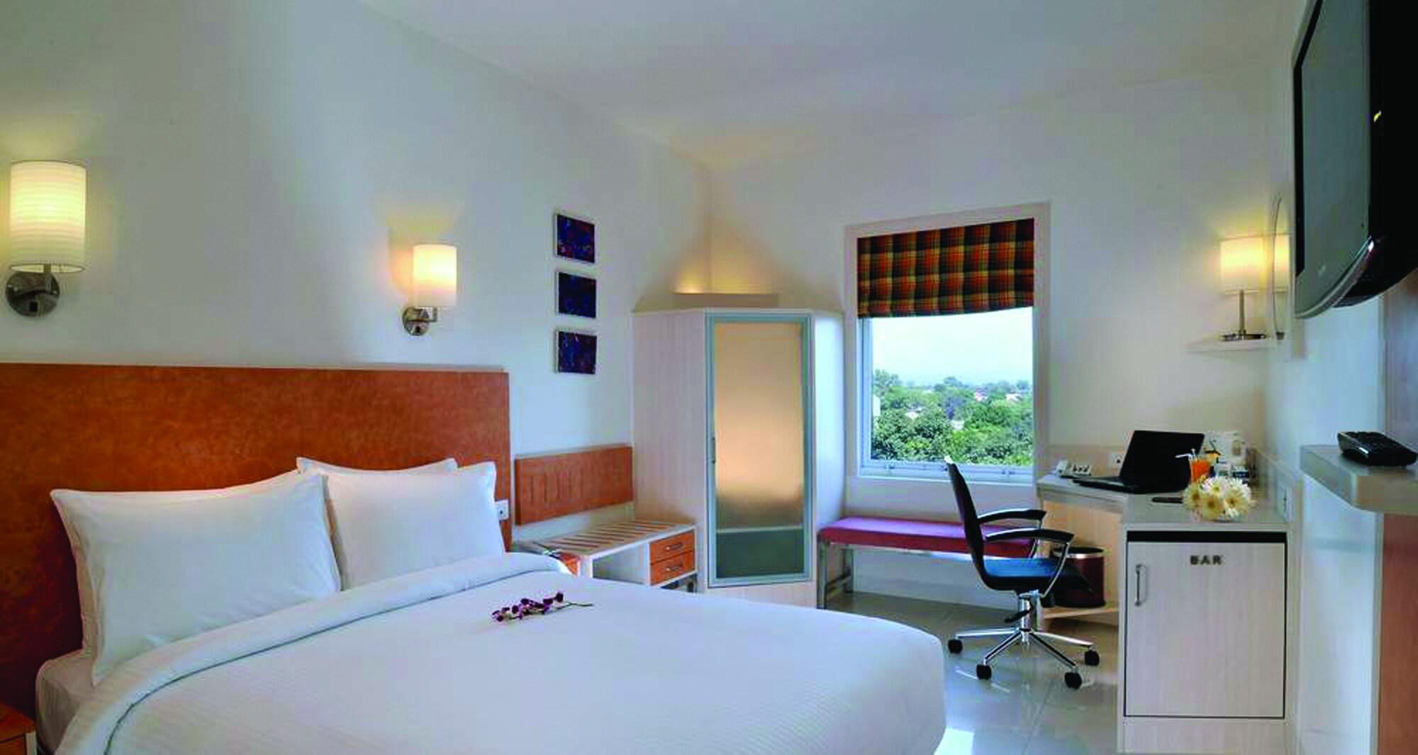Hometel Csandígarh Kültér fotó