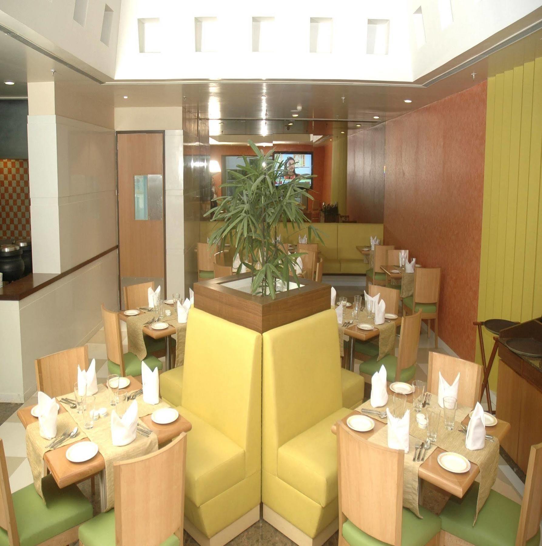 Hometel Csandígarh Kültér fotó