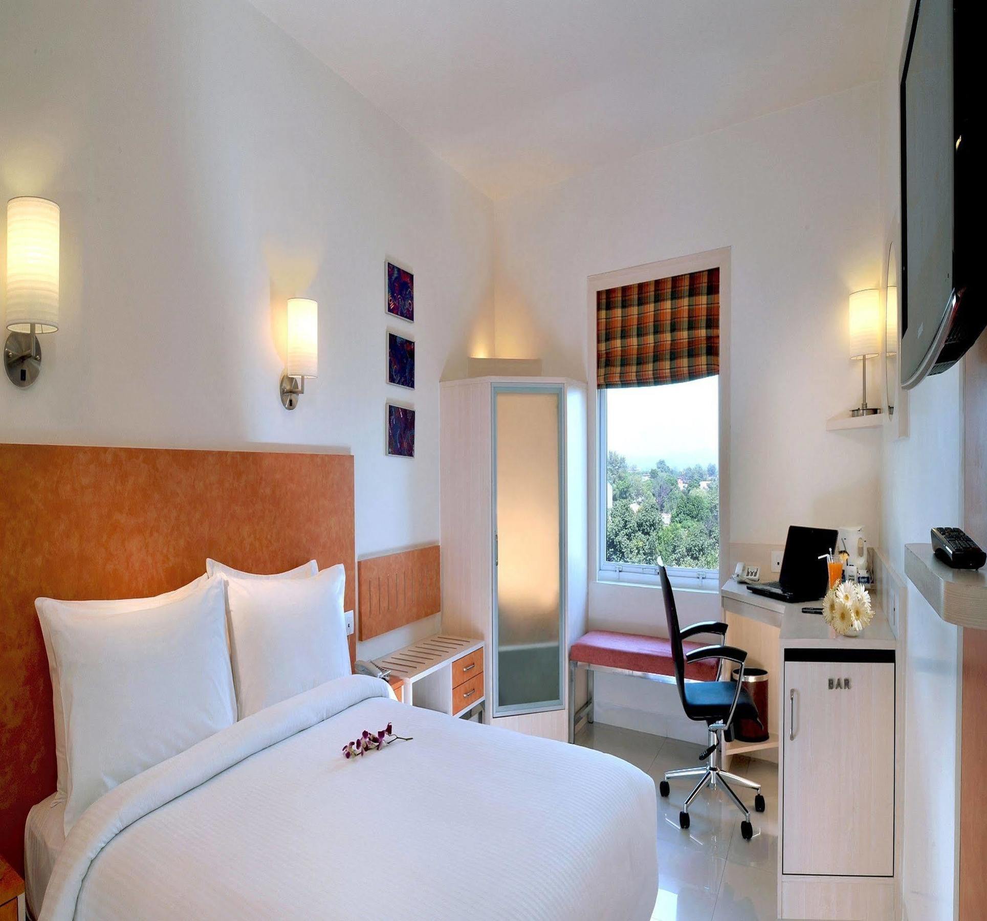 Hometel Csandígarh Kültér fotó