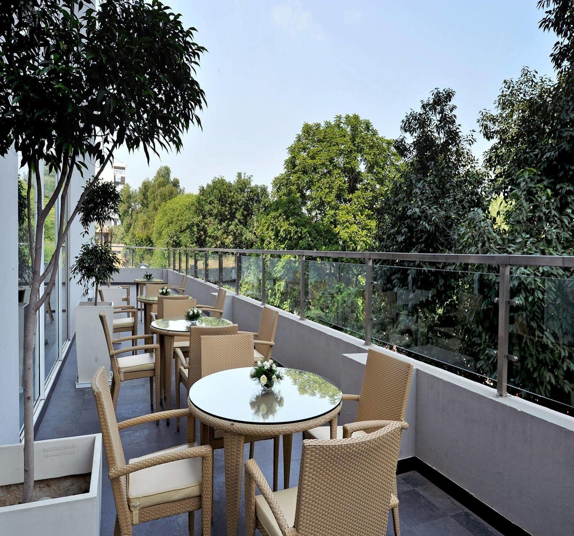 Hometel Csandígarh Kültér fotó