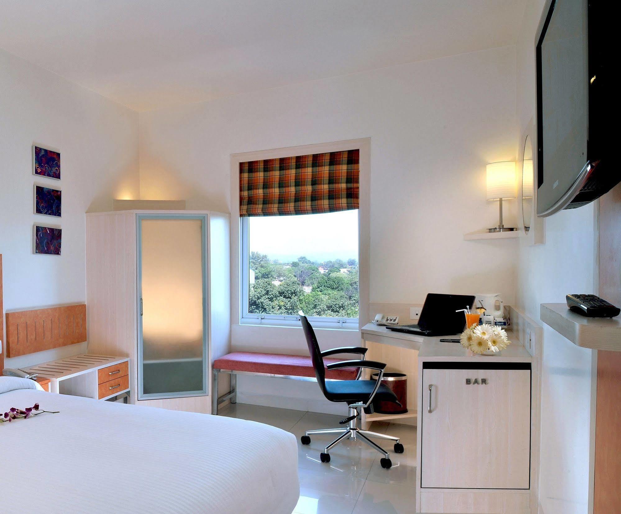 Hometel Csandígarh Kültér fotó